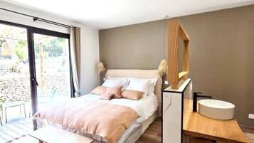 Blackout curtains, free WiFi