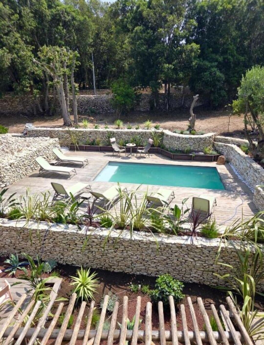 デラックス ダブルルーム バルコニー プールビュー | 遮光カーテン、WiFi (無料)