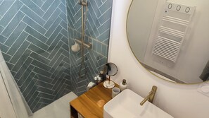Shower, hair dryer - St Cyprien Luxury apartment with view of the Mediterranean! (Saint-Cyprien)