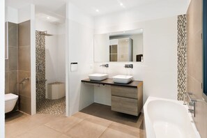 Douche, sèche-cheveux, papier toilette
