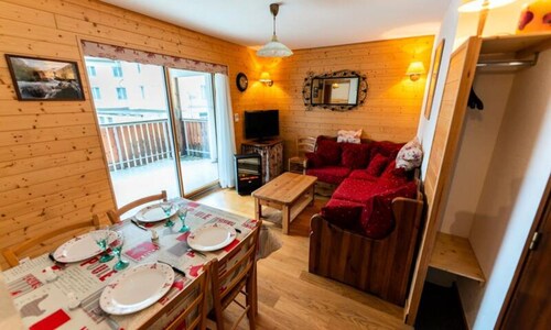 Warm With Balcony and Lake View