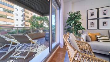 Apartamento família, 3 quartos | Área de estar