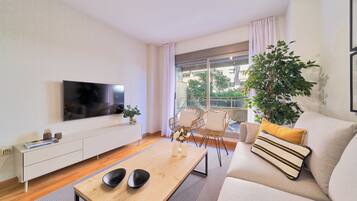 Apartamento família, 3 quartos | Área de estar