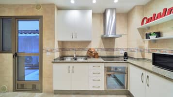 Apartamento família, 3 quartos | Cozinha privada
