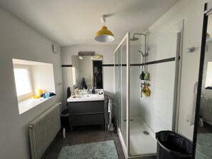 Shower, hair dryer, towels, soap - Charming house in the heart of the historic center of Amboise (Amboise)