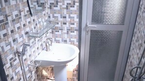 مجففات شعر، مناشف، صابون، ورق حمّام