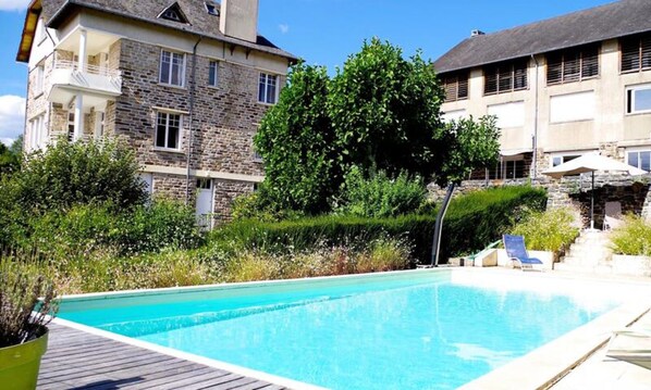Una piscina cubierta, una piscina al aire libre