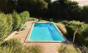Una piscina cubierta, una piscina al aire libre