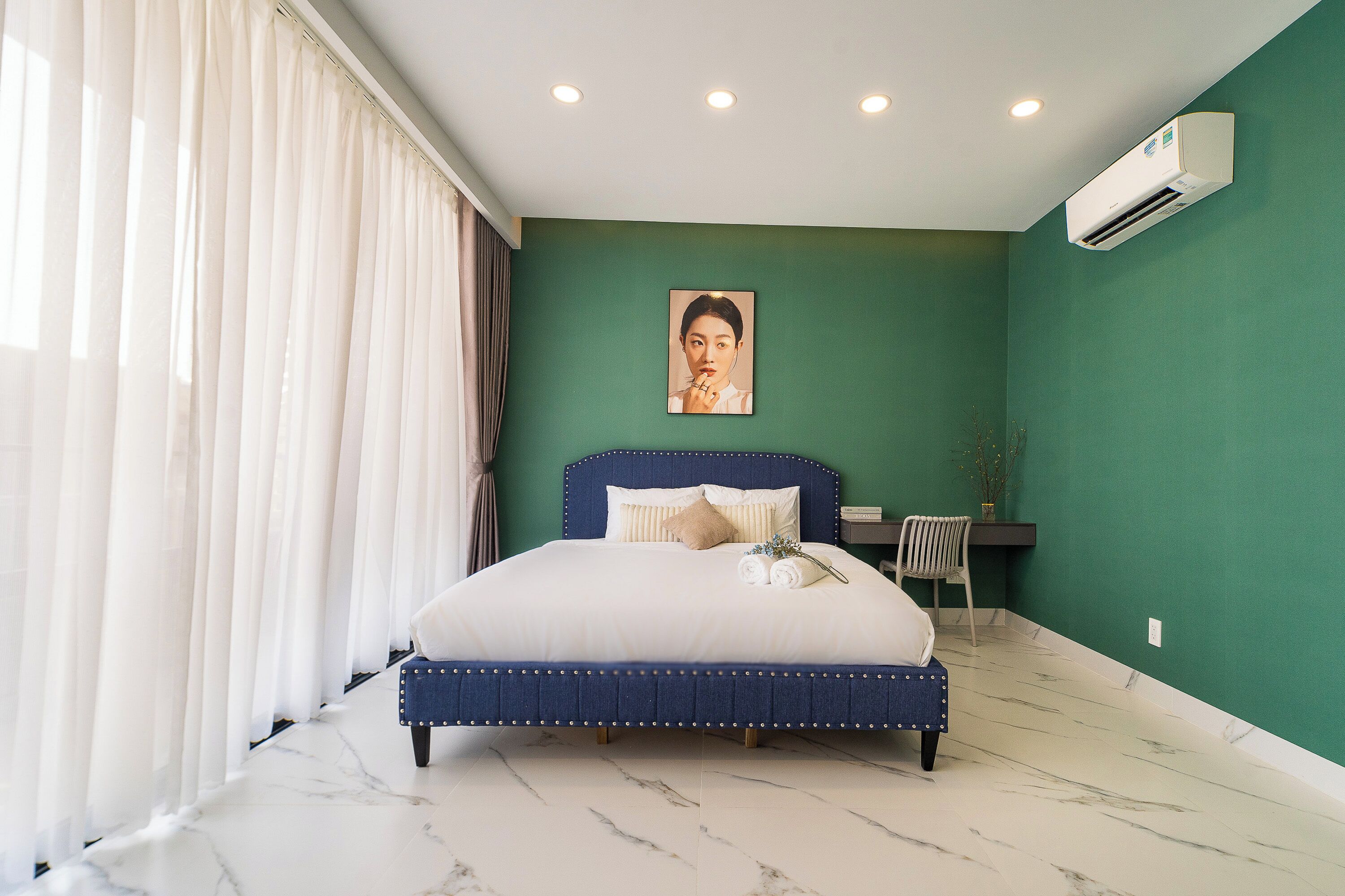 Une chambre à coucher avec un lit, une chaise et un appareil de climatisation.