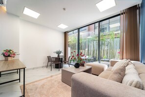 Casa Deluxe, varias habitaciones, balcón, vista a la ciudad | Área de sala de estar | Smart TV de 32 pulgadas con canales por cable 