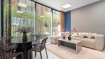 Deluxe huis, meerdere slaapkamers, balkon, uitzicht op de stad | Woonruimte | Een 32-inch smart-tv met kabelzenders