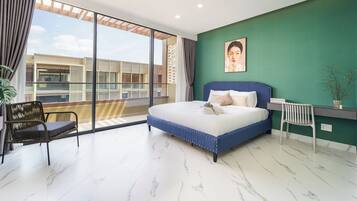 Nhà Deluxe, nhiều phòng ngủ, ban công, quang cảnh thành phố | Bộ đồ giường cao cấp, nệm cao su hoạt tính (memory foam), bàn