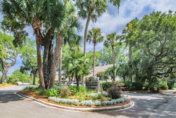 Property grounds - Dog Friendly Beach Villa w/ Golf Course Views, Back Deck, Community Pool, Tennis Courts & Dock (Hilton Head Island)