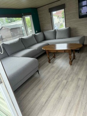 Living area - Caravan by pond - ideal for expats, entrepreneurs & rest seekers! (Geraardsbergen)