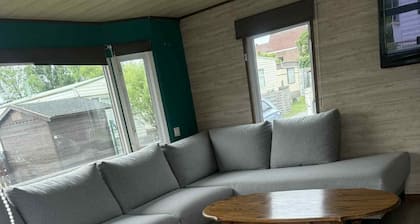 Caravan by pond - ideal for expats, entrepreneurs & rest seekers!