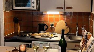 Oven, dishwasher, coffee/tea maker, cookware/dishes/utensils