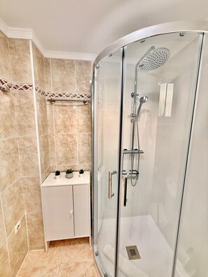 Dusche, Haartrockner, Handtücher