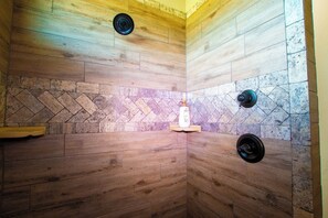 Dusche, Whirlpool, Handtücher, Seife