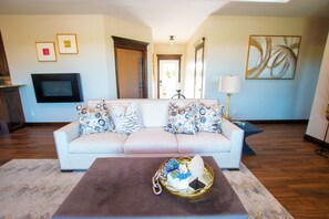 تلفزيون ذكي، مدفأة، كُتُب