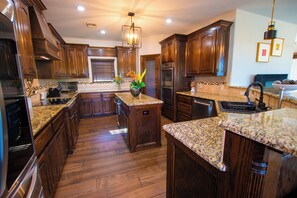 Fridge, microwave, oven, stovetop - Mtn Escape • Pool, Hot Tub, Fire Pit, Pet OK! (Lawton)