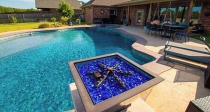 Mtn Escape âą Pool, Hot Tub, Fire Pit, Pet OK!