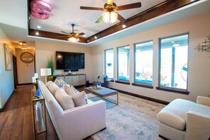 تلفزيون ذكي، مدفأة، كُتُب