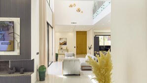 A modern interior with a living area, a dining space, and a kitchen. - Exceptional villa in Marrakech, 10 minutes from the center, private pool, (Marrakech)