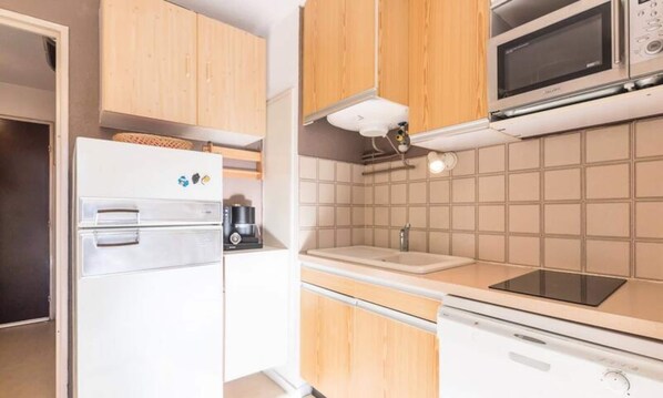 Jääkaappi, mikroaaltouuni, astianpesukone, kahvin-/teenkeitin