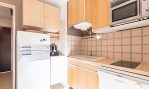 Fridge, microwave, dishwasher, coffee/tea maker