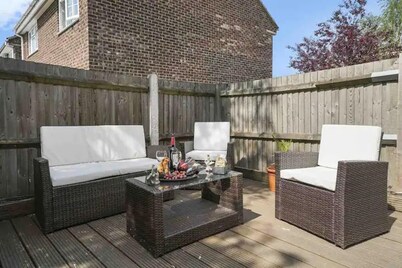 Tranquil Aylesford Retreat With 5 Bedrooms