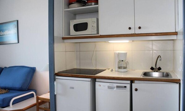Fridge, oven, dishwasher, cookware/dishes/utensils