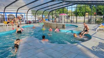 Kolam renang indoor dan kolam renang outdoor musiman