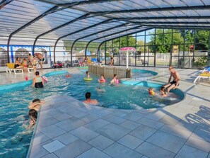 Una piscina techada, una piscina al aire libre de temporada