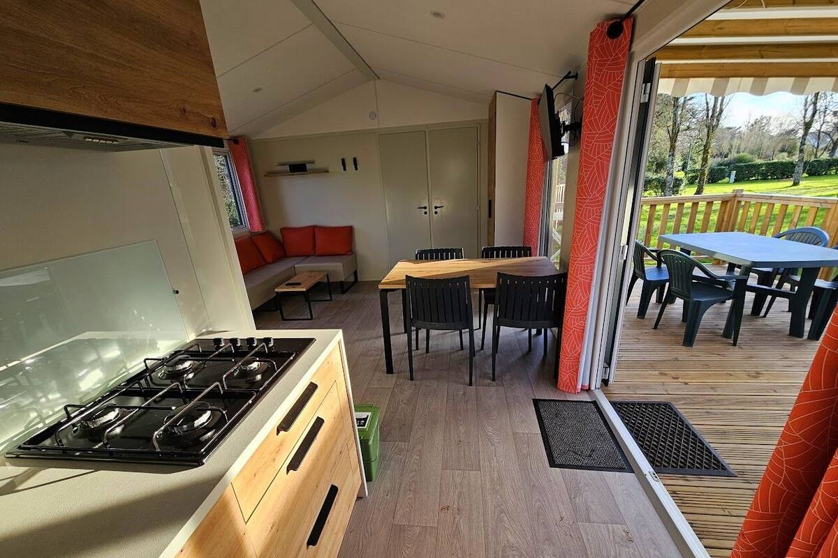 Mobil Karavan Comfort, 2 kamar tidur | Tempat tidur bayi (biaya tambahan) dan Wi-Fi (biaya tambahan)
