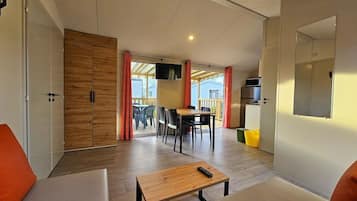 Comfort stacaravan, 2 slaapkamers | Babybedden (toeslag), wifi (toeslag)