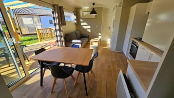 Mobile Luxury-Unterkunft, 3 Schlafzimmer | Babybetten, WLAN