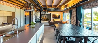 High-end loft with jacuzzi in Trélévern!