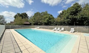 Utomhuspool och uppvärmd pool
