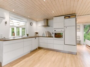 Een koelkast, een microgolfoven, een vaatwasser