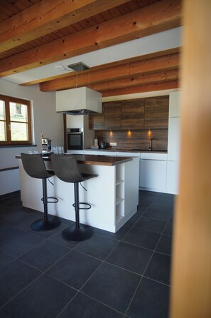 Ovn, kokeplater og oppvaskmaskin