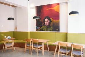 Lobby sitting area - Yǒu mǒu hostel (Tainan)