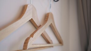 A wooden hanger with a metal hook. - Yǒu mǒu hostel (Tainan)