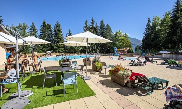 Una piscina al aire libre, una piscina climatizada