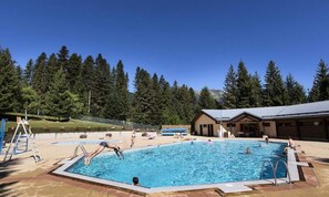 Una piscina al aire libre, una piscina climatizada