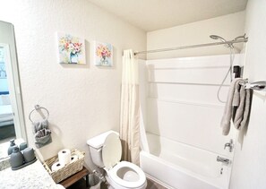 Hair dryer, towels, soap, shampoo - [HB101] Beautiful Clean family friendly 3BR near JBSA Randolph AFB & Airport (San Antonio)