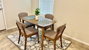 Dining - [HB101] Beautiful Clean family friendly 3BR near JBSA Randolph AFB & Airport (San Antonio)
