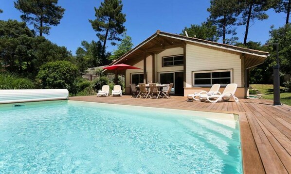 Inomhuspool och utomhuspool