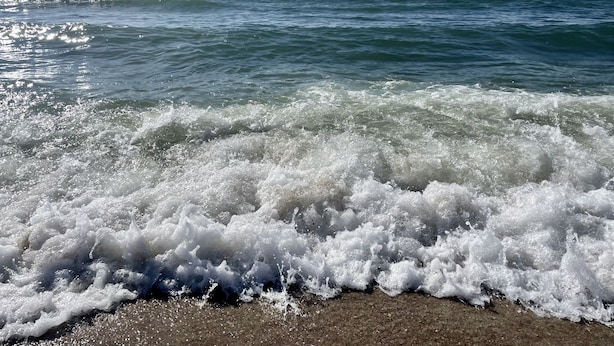 A beach with waves crashing onto the shore. - Seeluft - Modern 1-room apartment with balcony and sea view, parking space, WLAN. (Sylt)