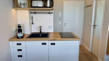 Kühlschrank, Herdplatte, Wasserkocher mit Kaffee-/Teezubehör