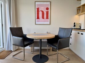 Dining - Seeluft - Modern 1-room apartment with balcony and sea view, parking space, WLAN. (Sylt)